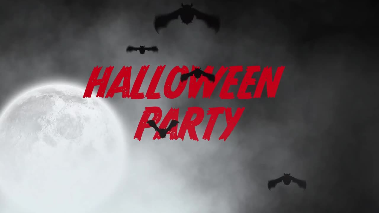 animación de texto de la fiesta de halloween sobre murciélagos volando, luna y nubes en el cielo