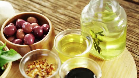 ingredientes aceitunas, aceite y hierbas