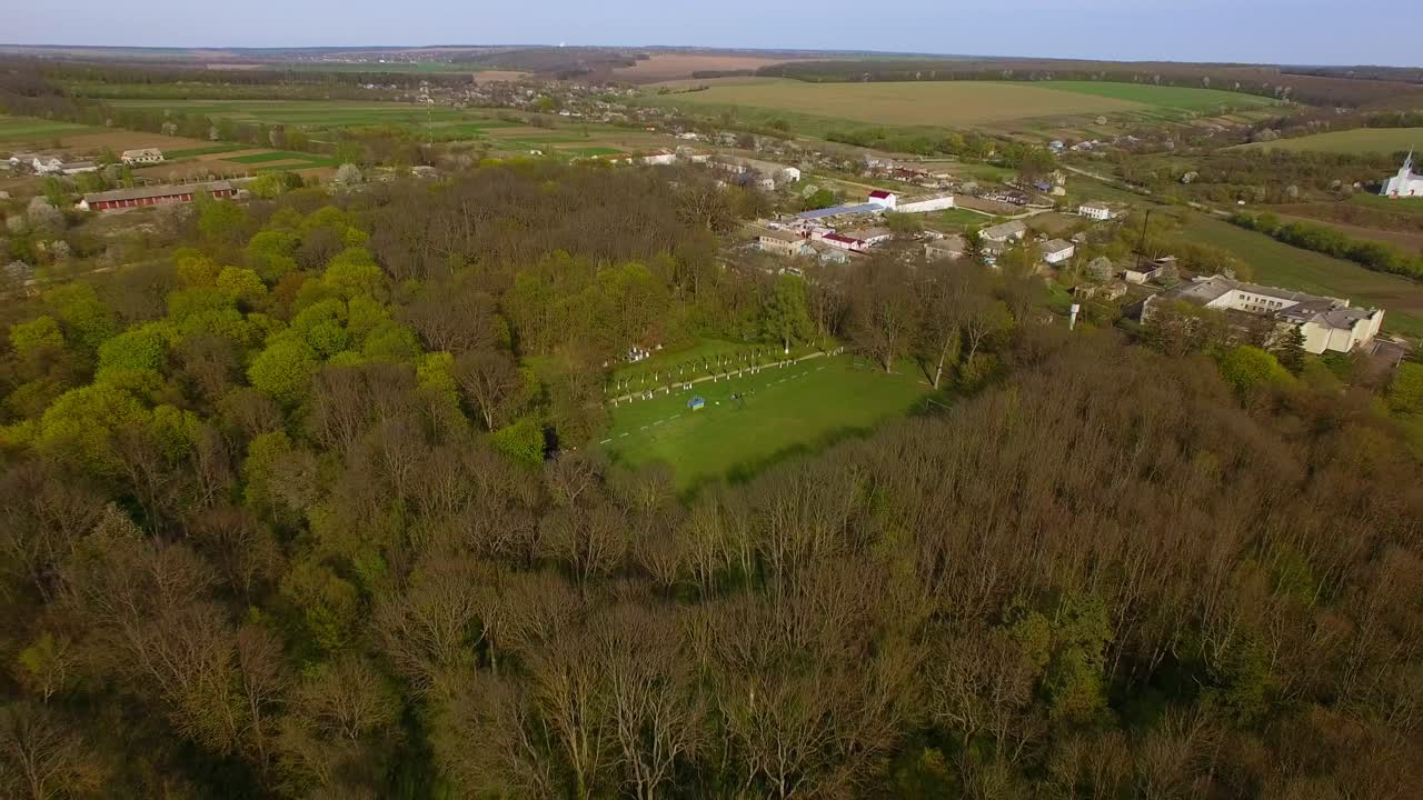 나무 로 둘러싸인 아름다운 큰 공원 의 공중 풍경