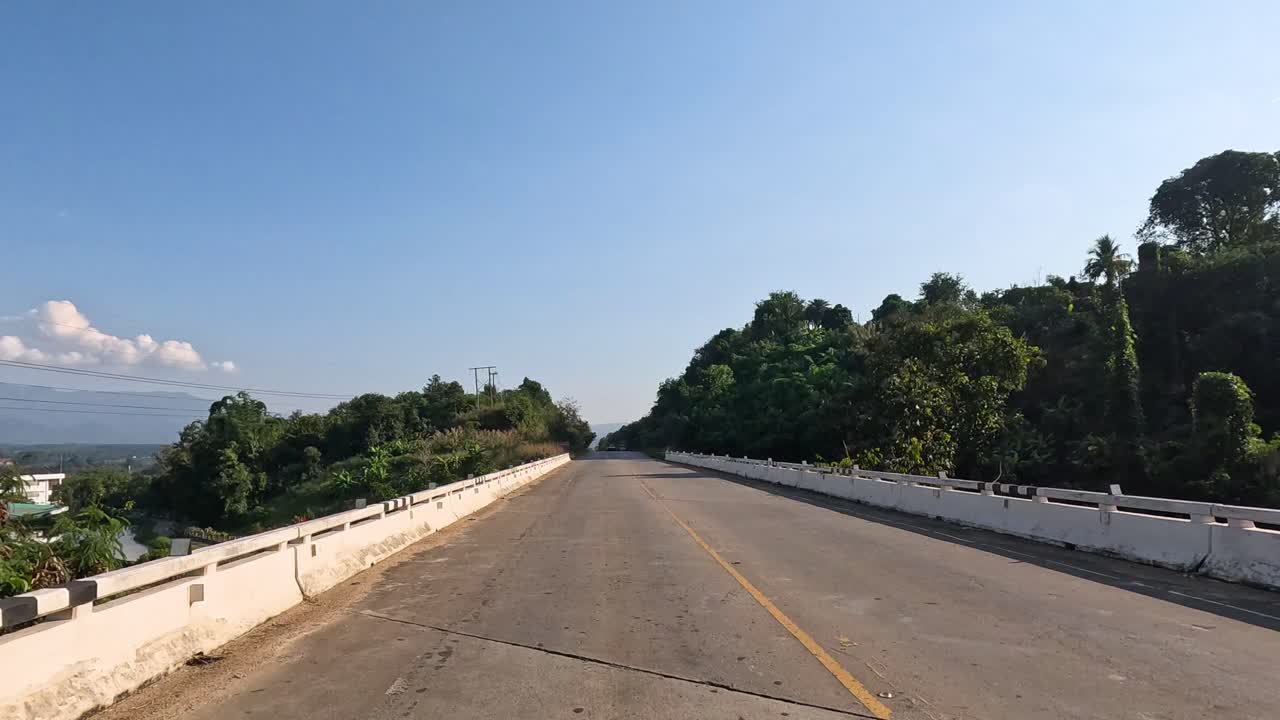 초록색 으로 둘러싸인 다리 를 가로질러 여행 하는 것