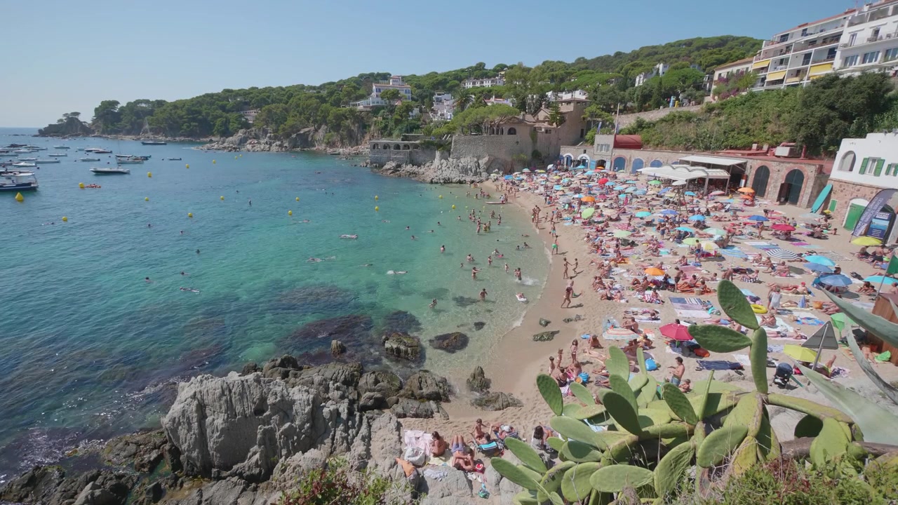 Spiaggia con persone, Calella de Palafrugell, Mar Mediterraneo