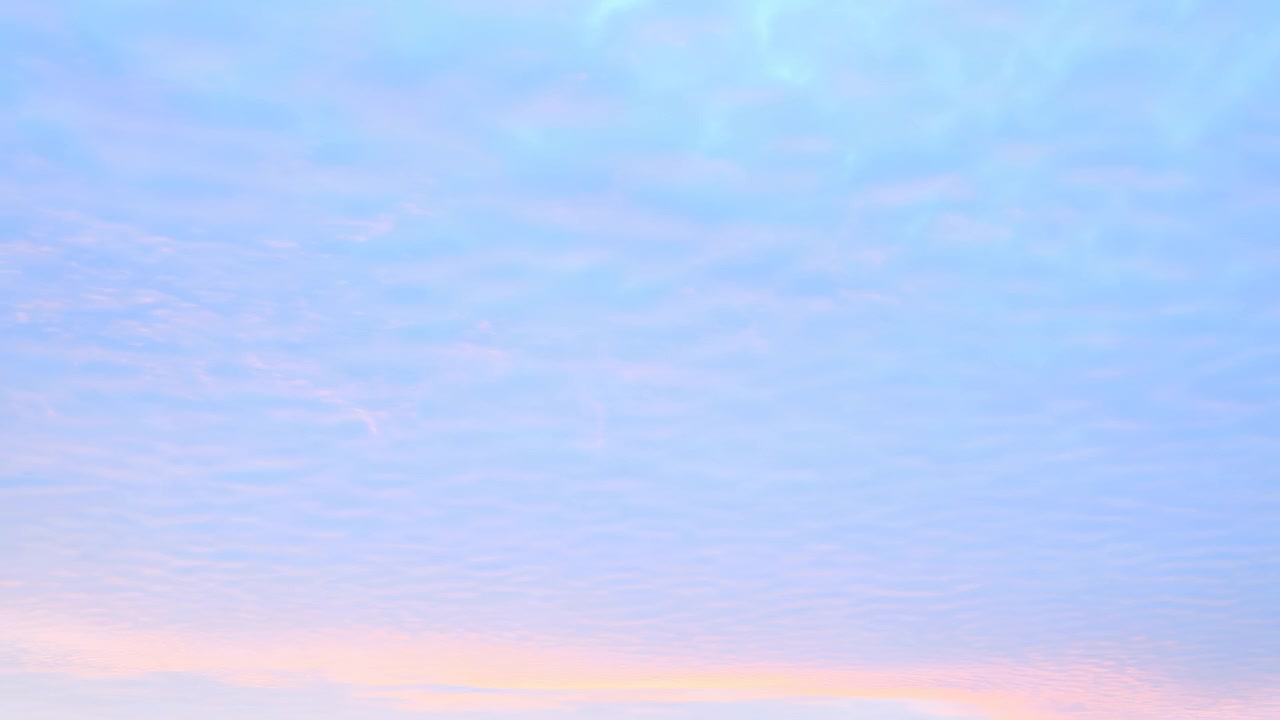 柔らかな雲が浮かぶパステルピンクとブルーの空
