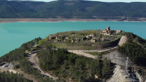 Antena-Se-Eleva-Sobre-El-Pueblo-Abandonado-De-Tiermas-En-El-Embalse-De-Yesa-En-España