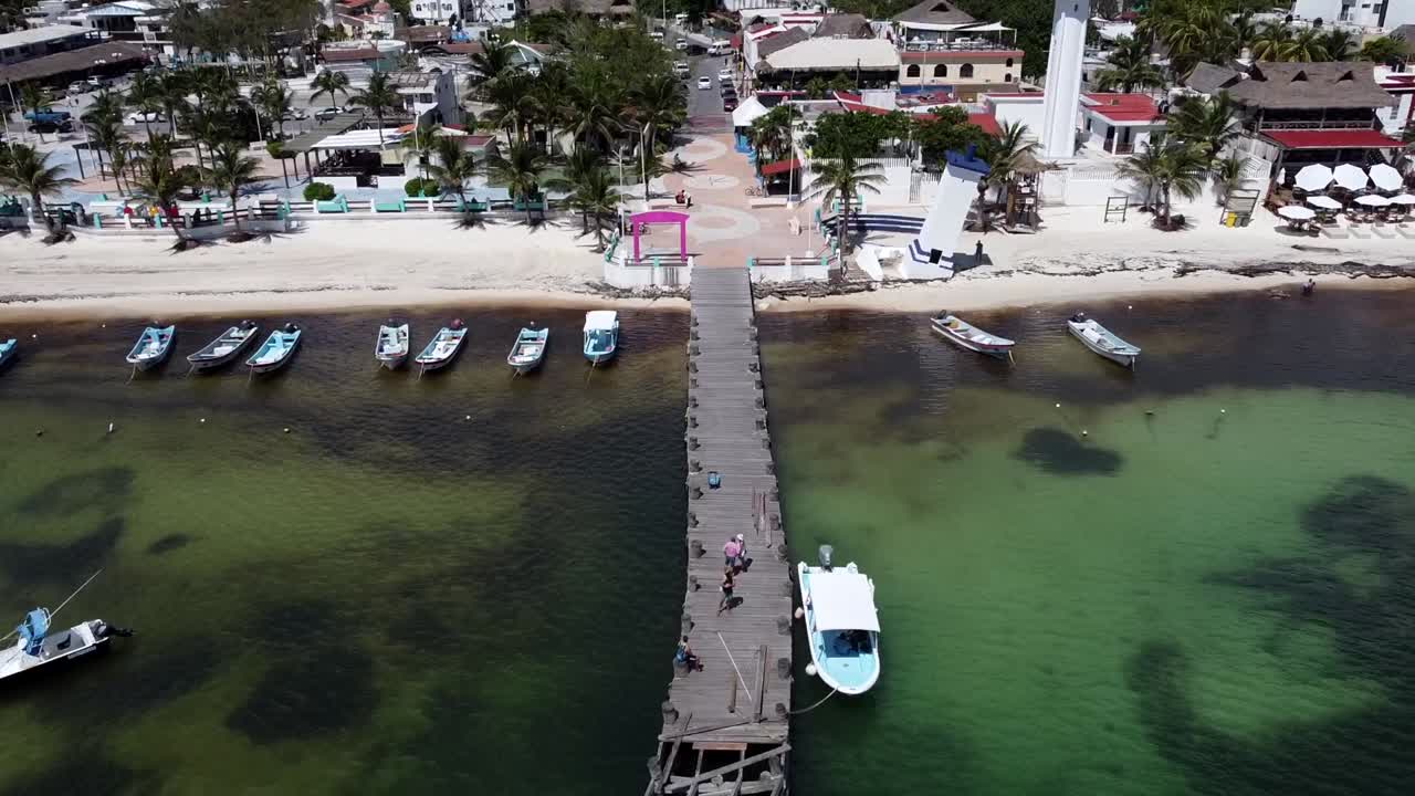 vista aérea de un pueblo de playa en méxico, alejarse del muelle