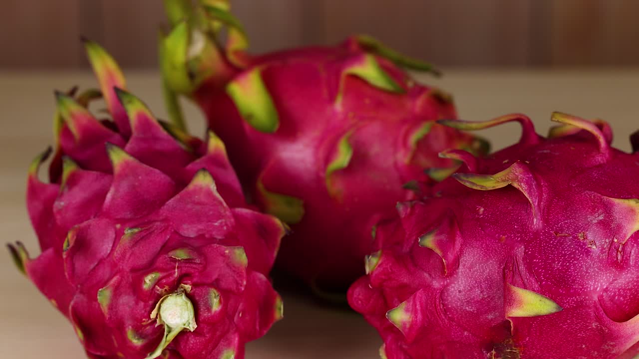 전시 된 드래곤 과일 의 근접적 인 모습