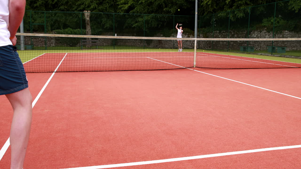 Jóvenes tenistas jugando un partido