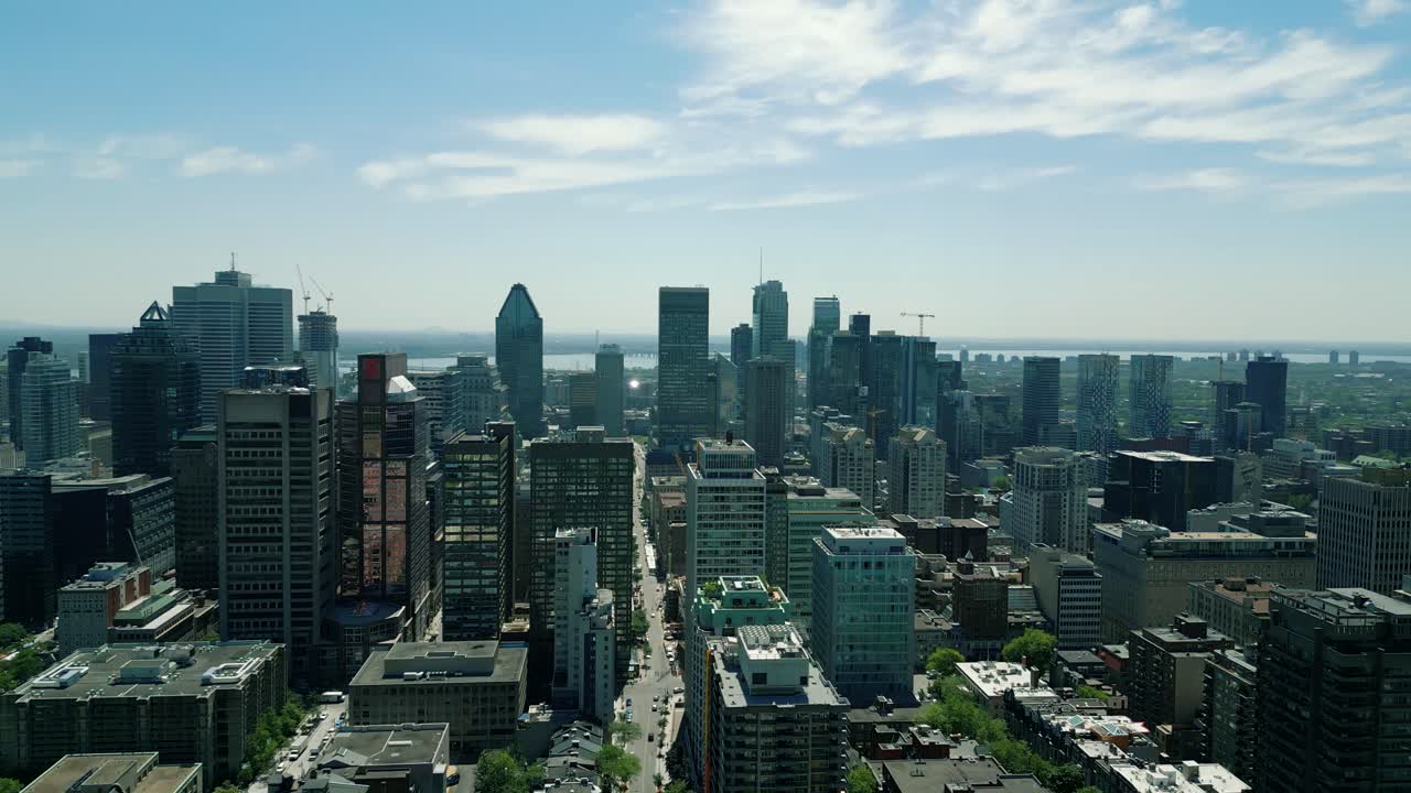 imágenes cinematográficas de drones urbanos de 4k de una vista aérea de edificios y rascacielos en el medio del centro de montreal, quebec en un día soleado