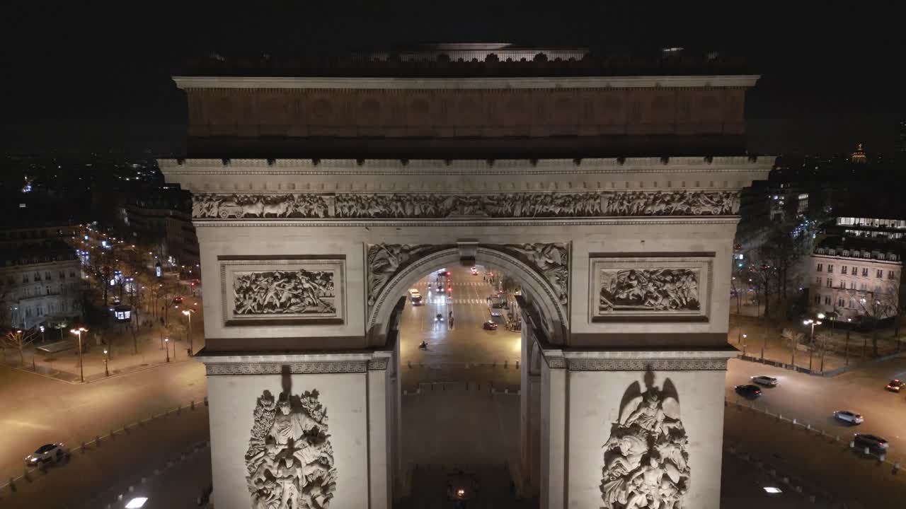 el arco triunfal iluminado por la noche, parís en francia