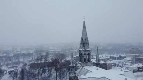 imágenes de drones volando alrededor de una iglesia