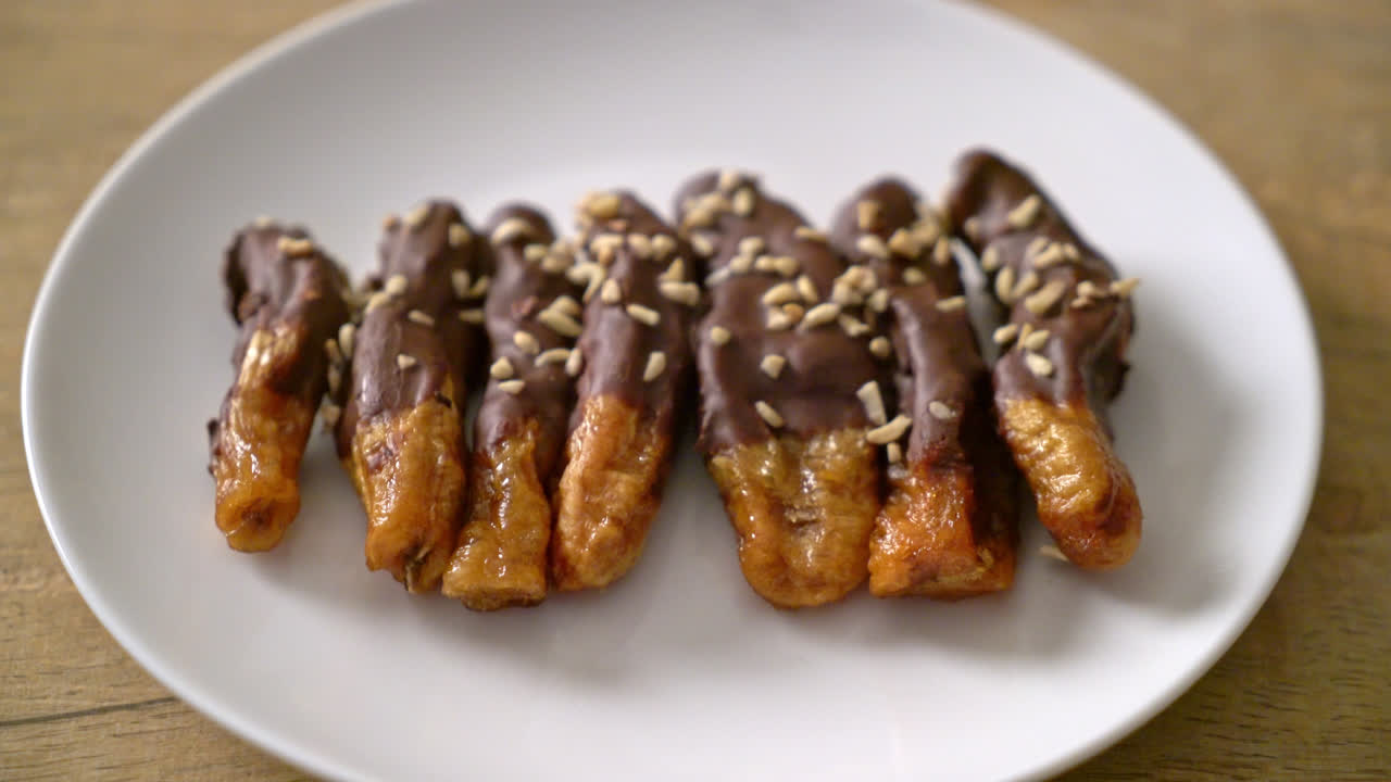 태양에 말린 바나나 초콜릿 코팅 또는 바나나 은 초콜릿