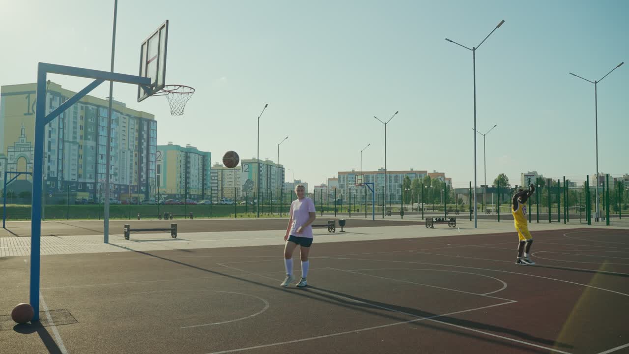 Игра в баскетбол на открытой площадке