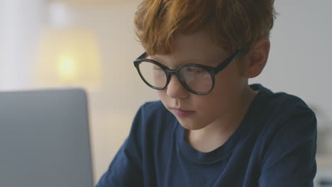 niño trabajando en una computadora portátil