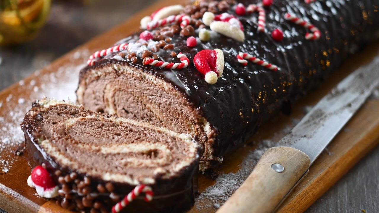 Şenlikli Süslemelerle Noel Çikolatalı Yule Kütüğü Pastası