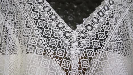 detalles del vestido de novia de cuello colgado en una hermosa puerta de madera