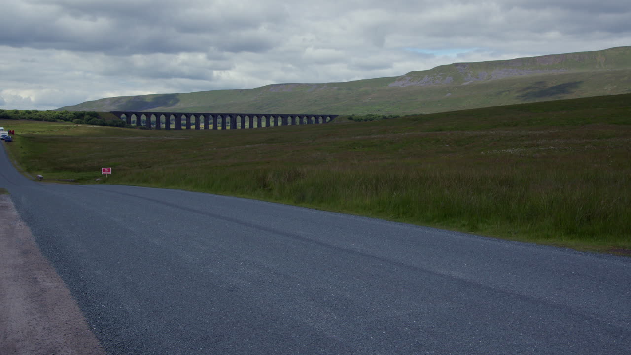 전면에 도로와 색 자동차가 있는 전체 리블헤드 다리 (ribblehead viaduct) 의 넓은