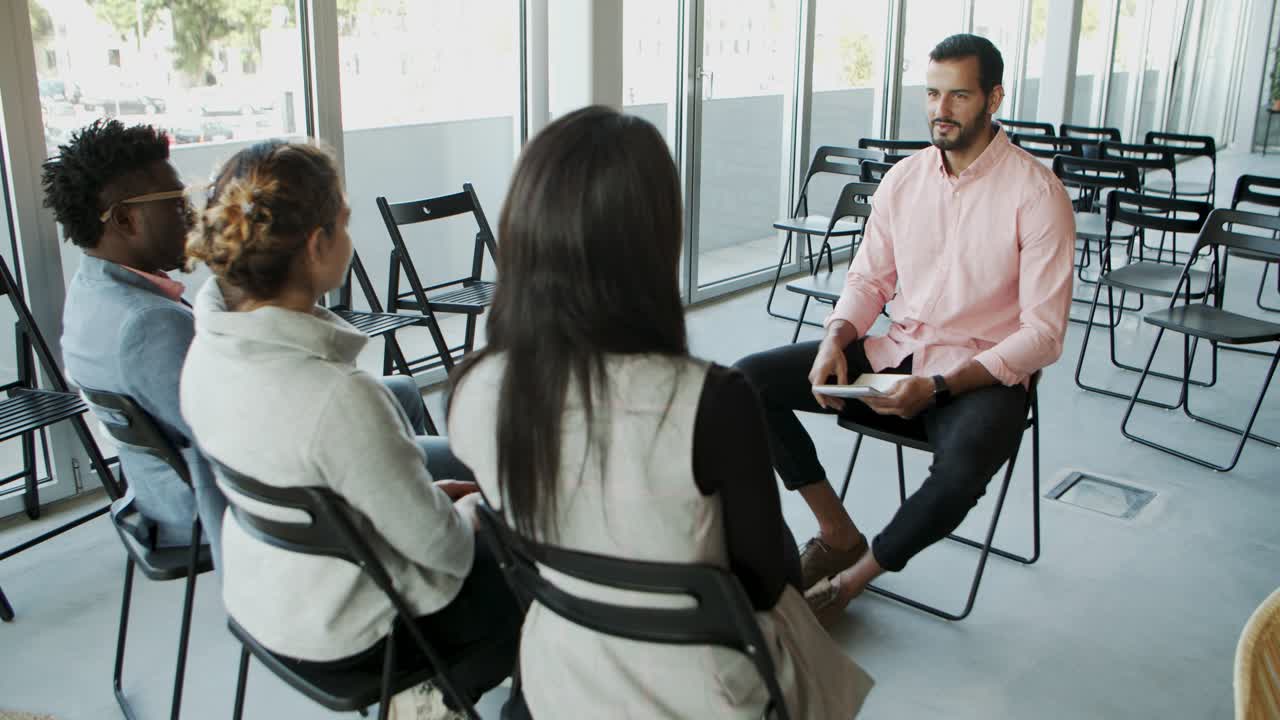 supervisor confiado hablando con los trabajadores.