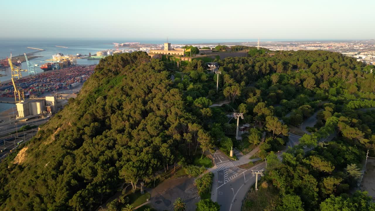 vista aérea de la colina de montjuic con el castillo de montjuik en ella, puerto de carga marítima de barcelona. paisaje marítimo panorámico. cataluña, españa