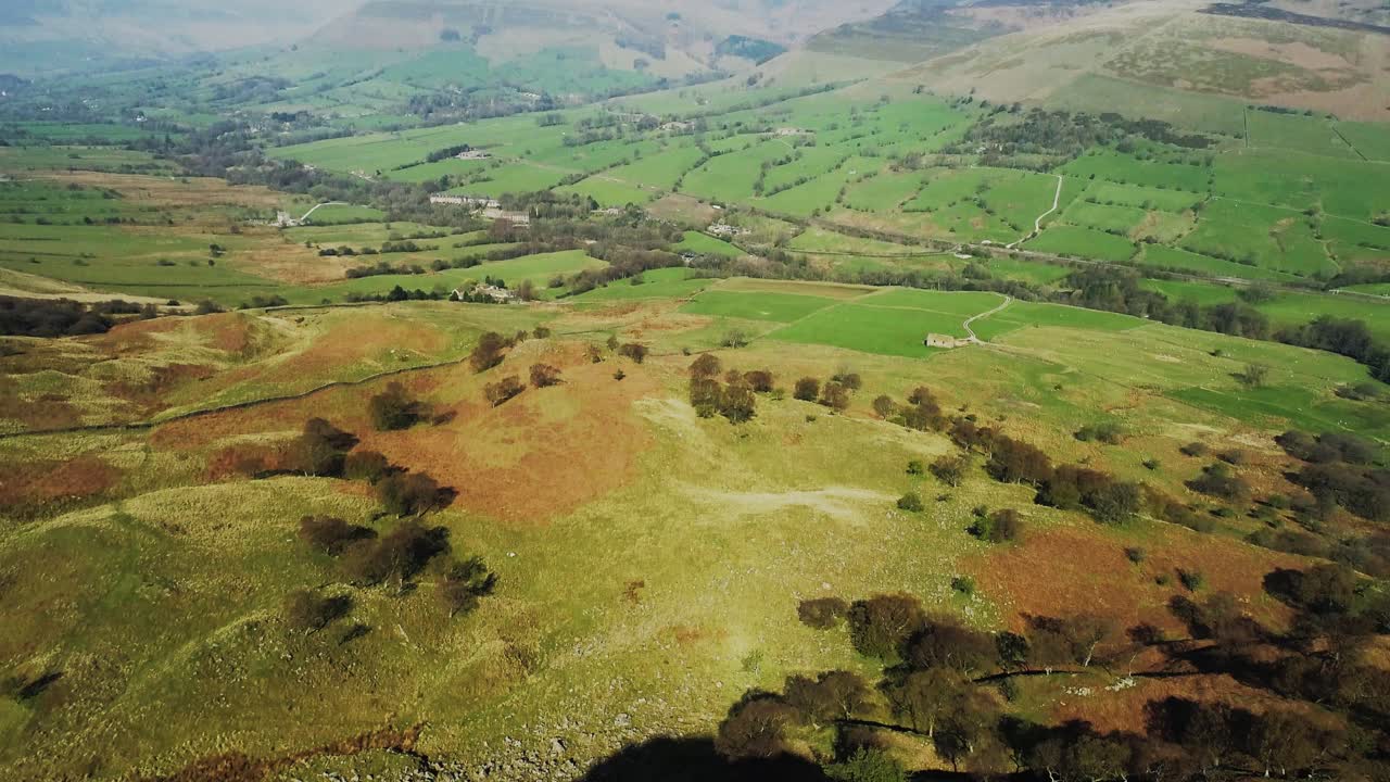 disparo de un dron desde la cima de losehill pike mirando hacia edale, peak district