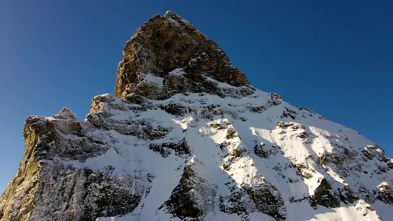 Viste aeree del monte Cervino, coperto di neve in Svizzera.
