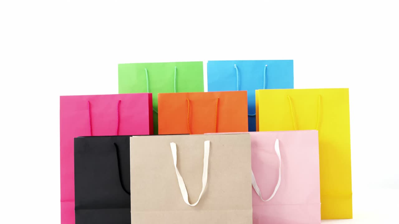 bolsas de compras multicolores sobre un fondo blanco