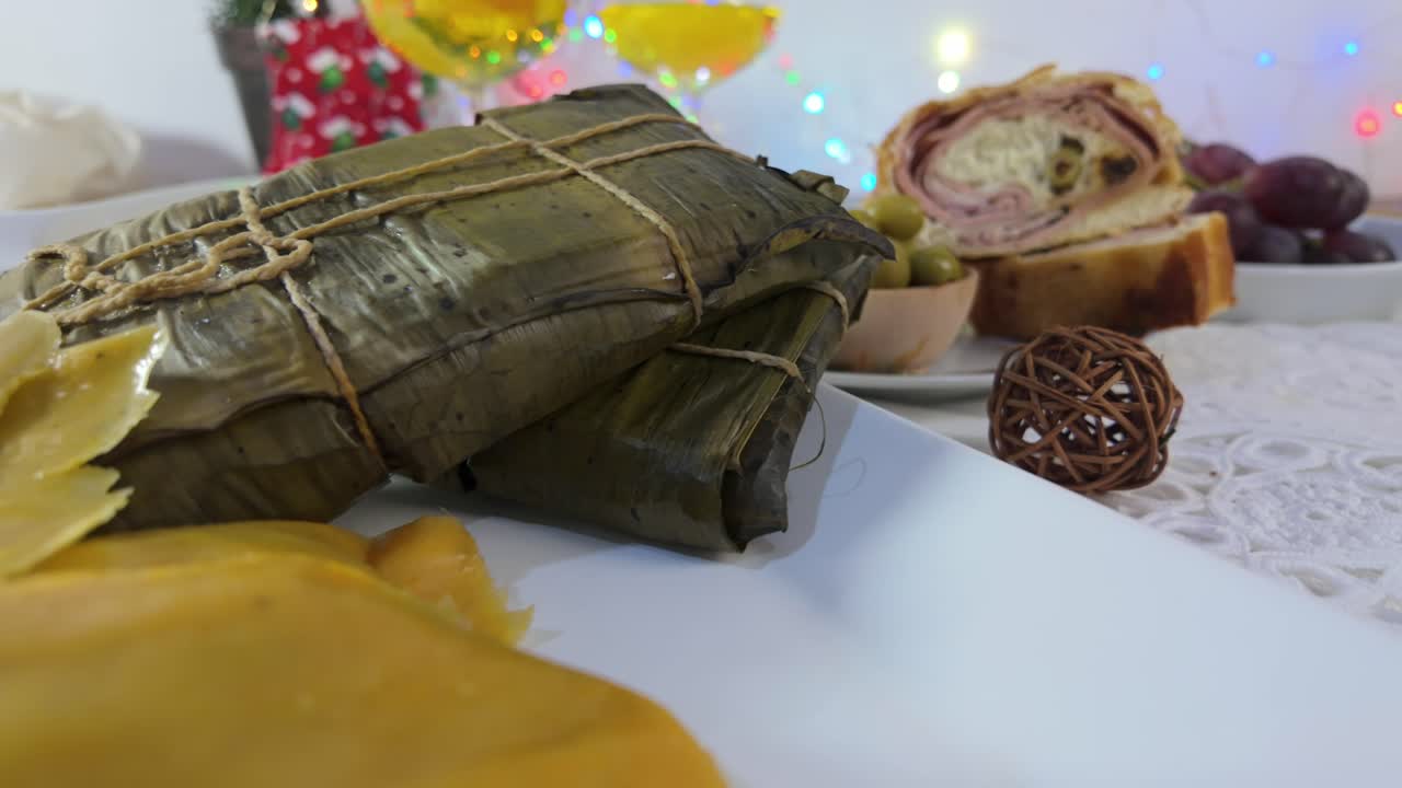 Liukukuvattu lähikuva hallacasta oliivien ja pan de jamonin kera, tyypillistä jouluruokaa.