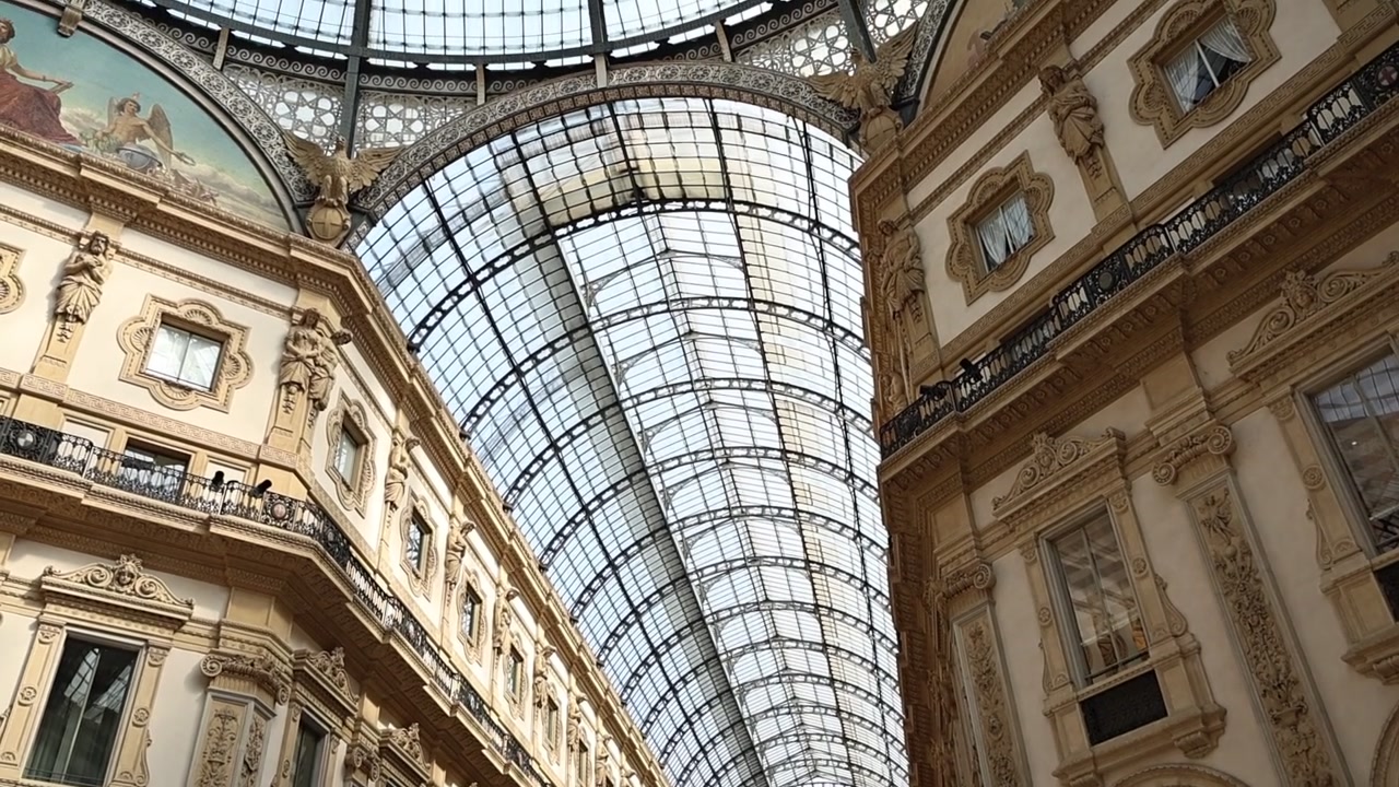 Vista en contrapicado de la cúpula de cristal en la Galería Vittorio Emanuele II