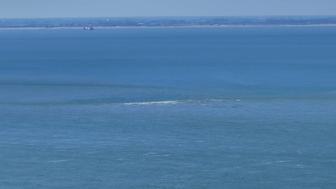 zoutelande 바다 드론 비디오: 강력한 조류, 파도, 먼 화물 보트
