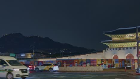 Nachtansicht-Des-Stadtzentrums-Von-Seoul-In-Südkorea-Mit-Autos-Auf-Der-Straße-Mit-Traditionellem-Gebäude-Des-Nationalpalastes