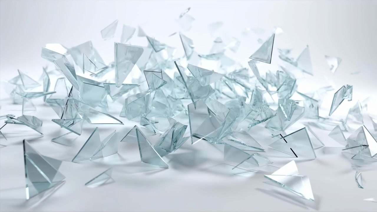 Tallrike trekantede og uregelmessige glasskår ligger spredt på en glatt hvit overflate, med skrå kanter, klare refleksjoner, kjølig diffust lys og sterile, minimale bakgrunnsdetaljer