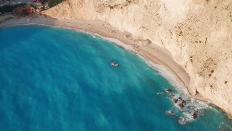 Fliegen-über-Kristallklares-Wasser-Mit-Hoch-Aufragenden-Küstenklippen-Am-Strand-Von-Porto-Katsiki-Auf-Der-Insel-Lefkada,-Griechenland