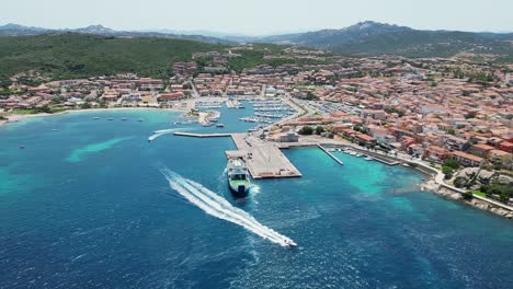 Ferry-Desde-Las-Islas-De-La-Maddalena-Atraca-En-La-Ciudad-Portuaria-De-Palau-En-Cerdeña,-Italia---Antena-4k