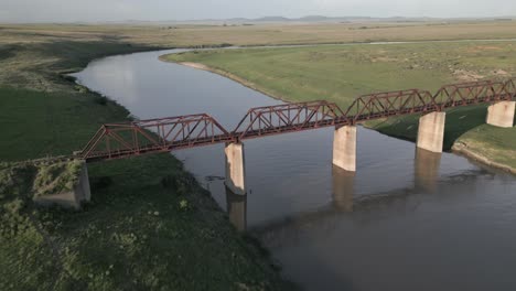 Antenne:-Verlassene-Eisenbahnbrücke-über-Den-Fluss-Vaal-Bei-Villiers,-Südafrika