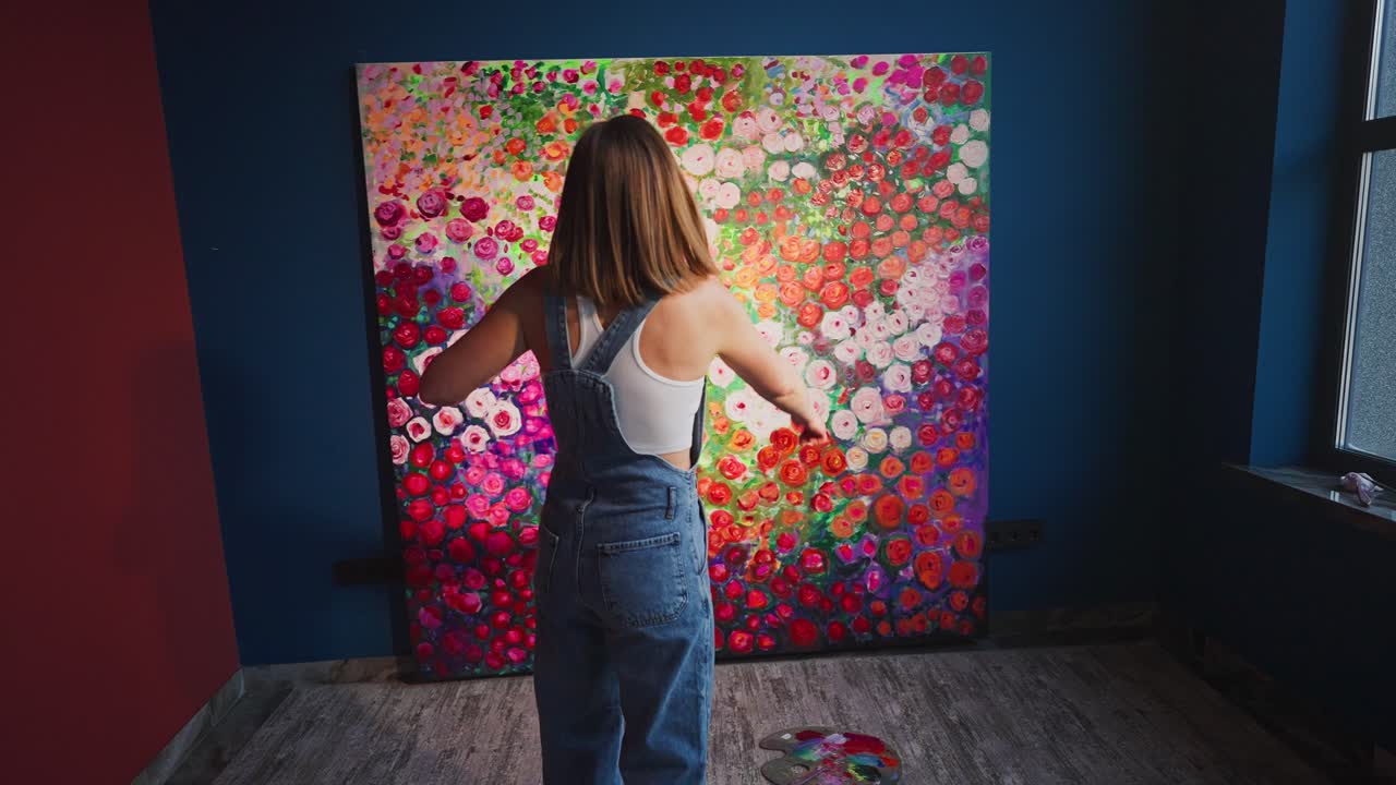 Mulher Alegre Dançando Energeticamente Diante de uma Pintura Floral Vibrante