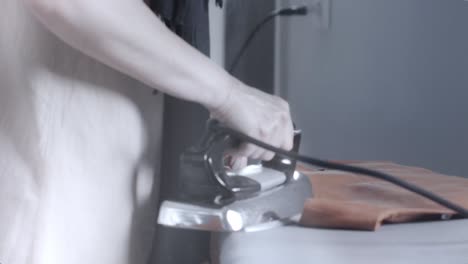 trabajando en una fábrica de ropa planchando - inclinarse hacia arriba revelar mujer musulmana