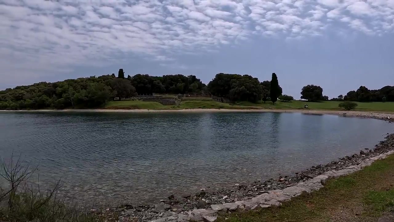 Paesaggio costiero panoramico di campo da golf sull'isola di Brioni con baia del Mare Adriatico