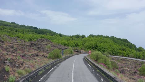 Drone-Volando-Por-Encima-De-La-Carretera-Al-Volcán-Etna-En-Italia