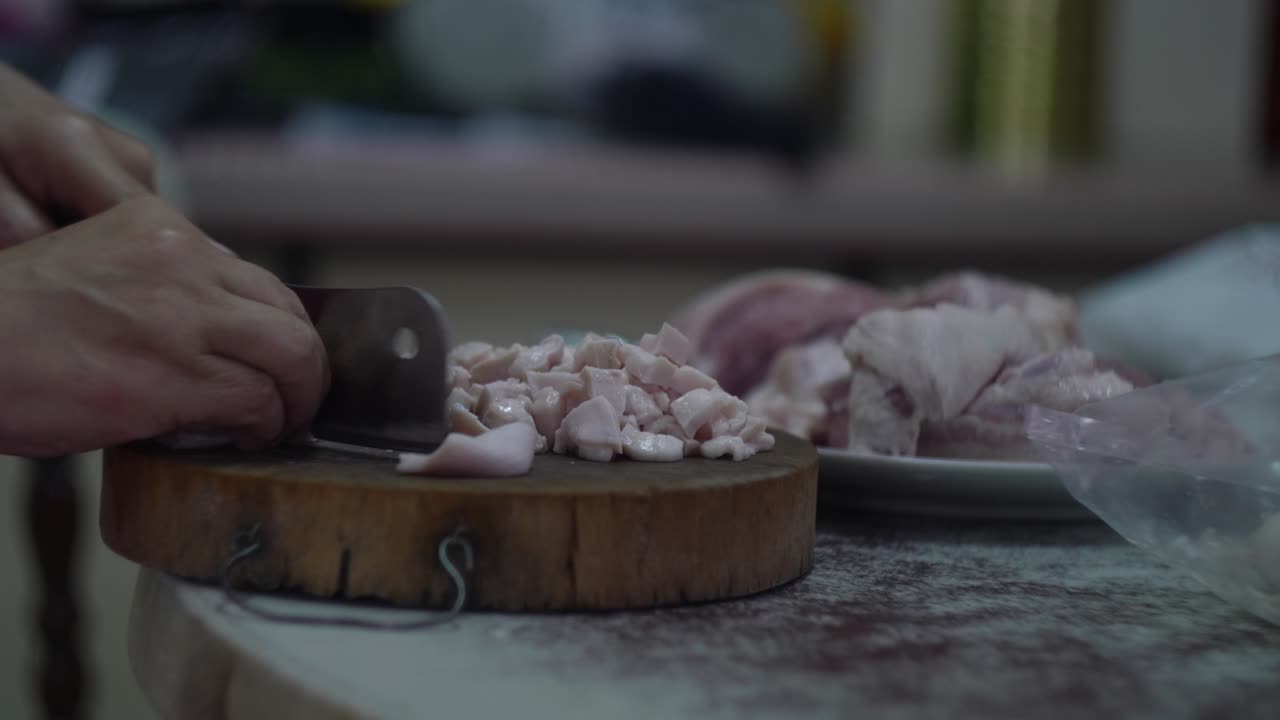 칼로 고기를 자르다