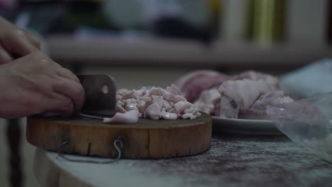 cortar la carne con un cuchillo