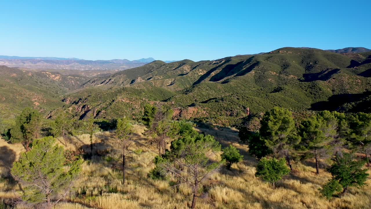 Immagini drone scattate vicino a Lake Hughes Road a Castaic, California