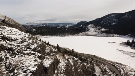 Erleben-Sie-Den-Winterzauber:-Atemberaubende-Luftaufnahme-Der-Verschneiten-Barnhartvale-Road-In-Kamloops