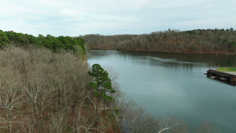 Aguas-Tranquilas-Del-Lago-Wedington---Bosque-Nacional-De-Ozark-Manejo-De-Vida-Silvestre-De-Wedington-En-Arkansas,-Estados-Unidos