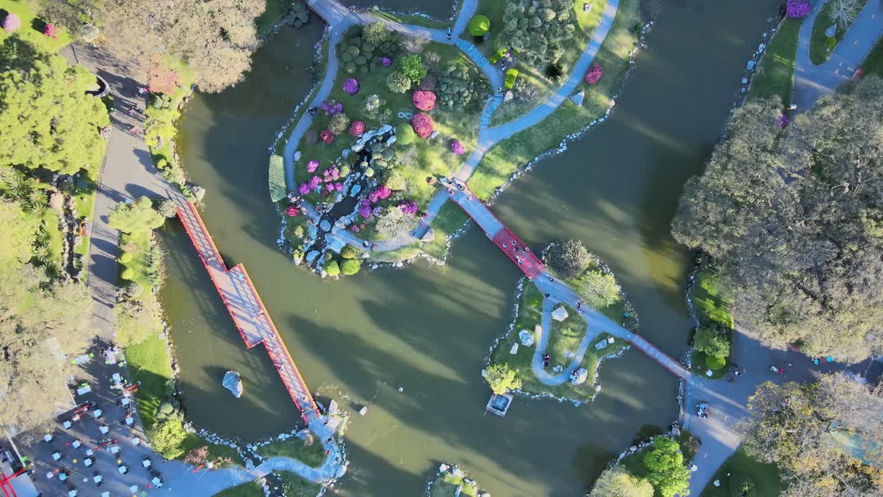 Vista aérea de cima para baixo, tomada descendente do jardim japonês fora do Japão, Jardin Japonês no centro de Buenos Aires, Argentina