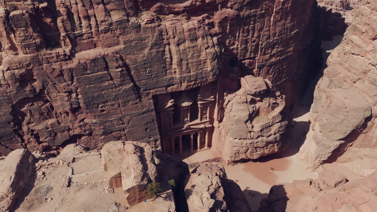 las fachadas de las tumbas del tesoro talladas en las montañas de la antigua petra, paisaje de piedra arenisca, disparo de avión no tripulado