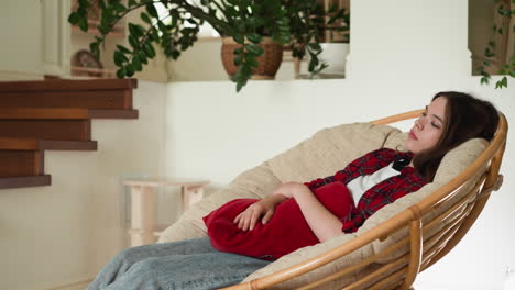 la almohada absorbe el peso de las emociones de la mujer. joven que experimenta un estado depresivo después de perder a una persona querida. santuario de recuerdos agridulces