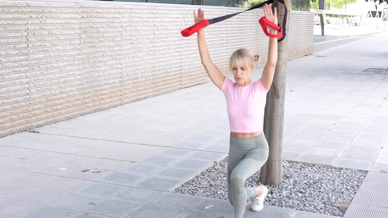 Få en fullbody træning udendørs med modstandsbånd med fokus på calisthenics og velvære.