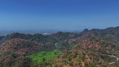 Una-Cadena-Montañosa-Con-Una-Carretera-Que-Pasa-Por-El-Medio-En-Songklaburi,-Tailandia.