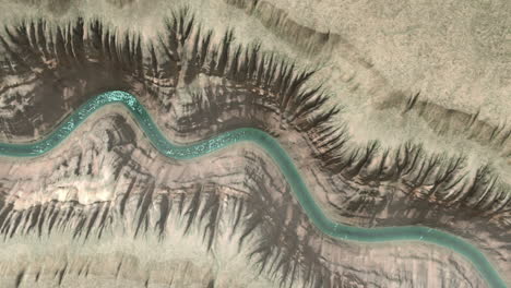 vista aérea de un cañón con un río sinuoso