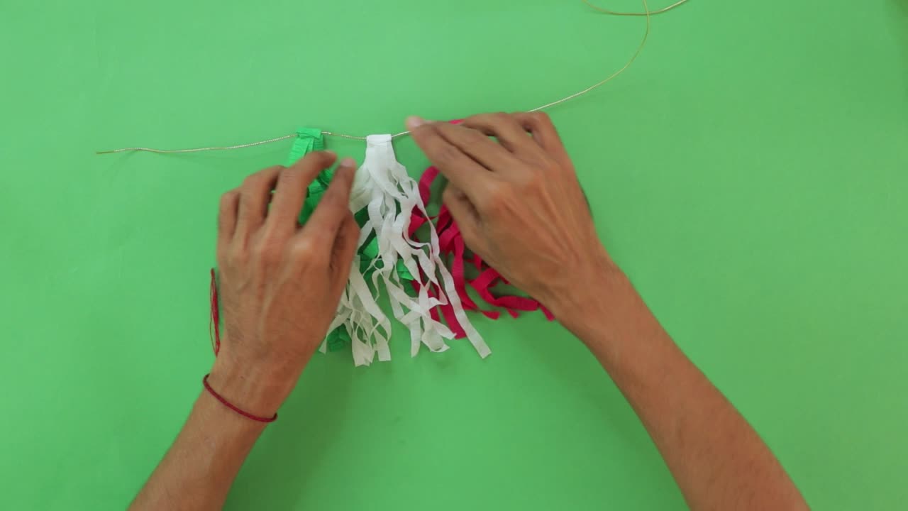 artesanías y decoraciones mexicanas hechas a mano, guirnaldas de tira de papel, sobre un fondo verde