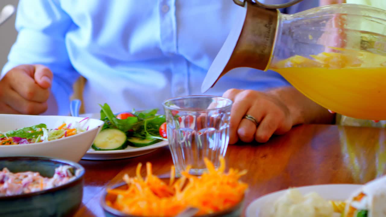 집에서 유리잔에 주스를  ⁇ 는 소녀 4k