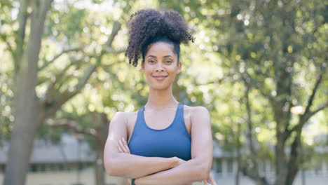 fitness, mujer y confianza con los brazos cruzados